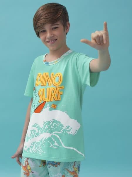 VER. PIJAMA CONJUNTO  INFANTIL DE REMERA MANGA CORTA EN JERSEY CON ESTAMPA COMBINADA CON SHORT DE SPUM ESTAMPADO &quot;DINO SURF&quot;.