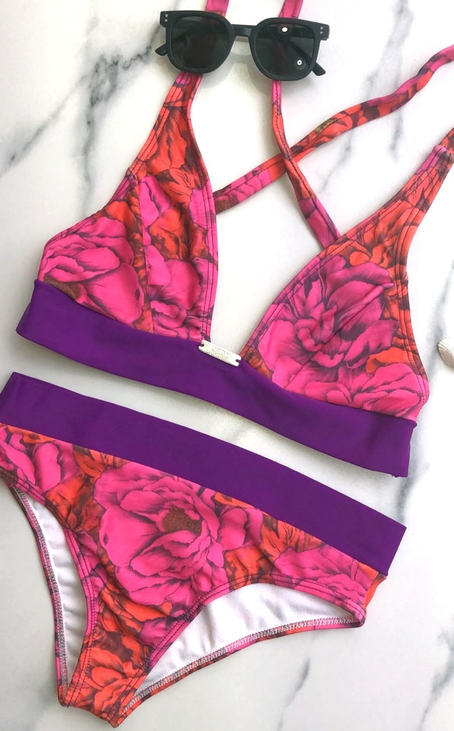 DTO -15% OFF!!! VER. MALLA BIKINI ESCOTE V DE TRICOT ESTAMPADO CON DETALLE DE TIRAS EN ESPALDA Y VEDETINA