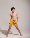 SHORT DE BAÑO JUNIOR LISO CON BOLSILLOS SUSPENSOR Y PUNTERA CON LOGO