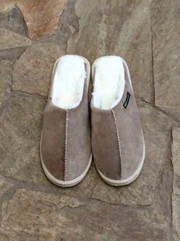 INV. Pantufla lisa con interior de corderito y costura central 