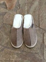 INV. Pantufla lisa con interior de corderito y costura central 