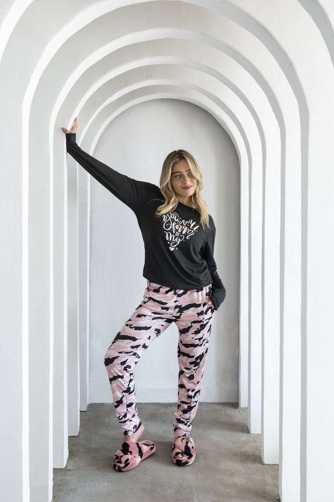 INV. PIJAMA CON ESTAMPA Y PANTALON DE MODAL GAMUZADO ESTAMPADO CAMO