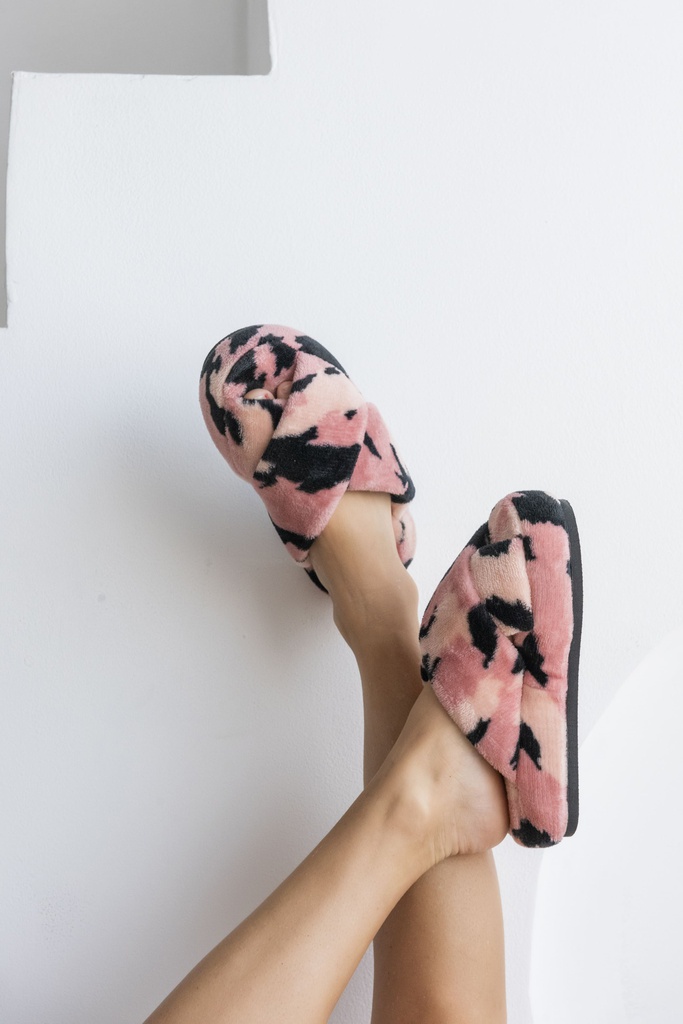 INV. PANTUFLA TRENDY CRUZADA CORAL FLEECE ESTAMPADA CAMO