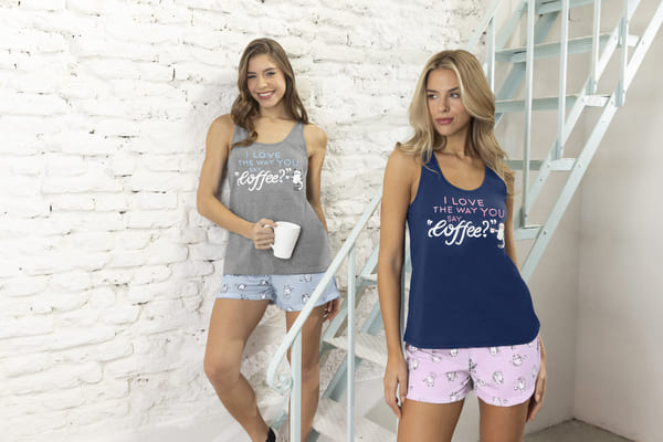 VER. PIJAMA MUSCULOSA ESTAMPADA Y SHORT "COFFEE"